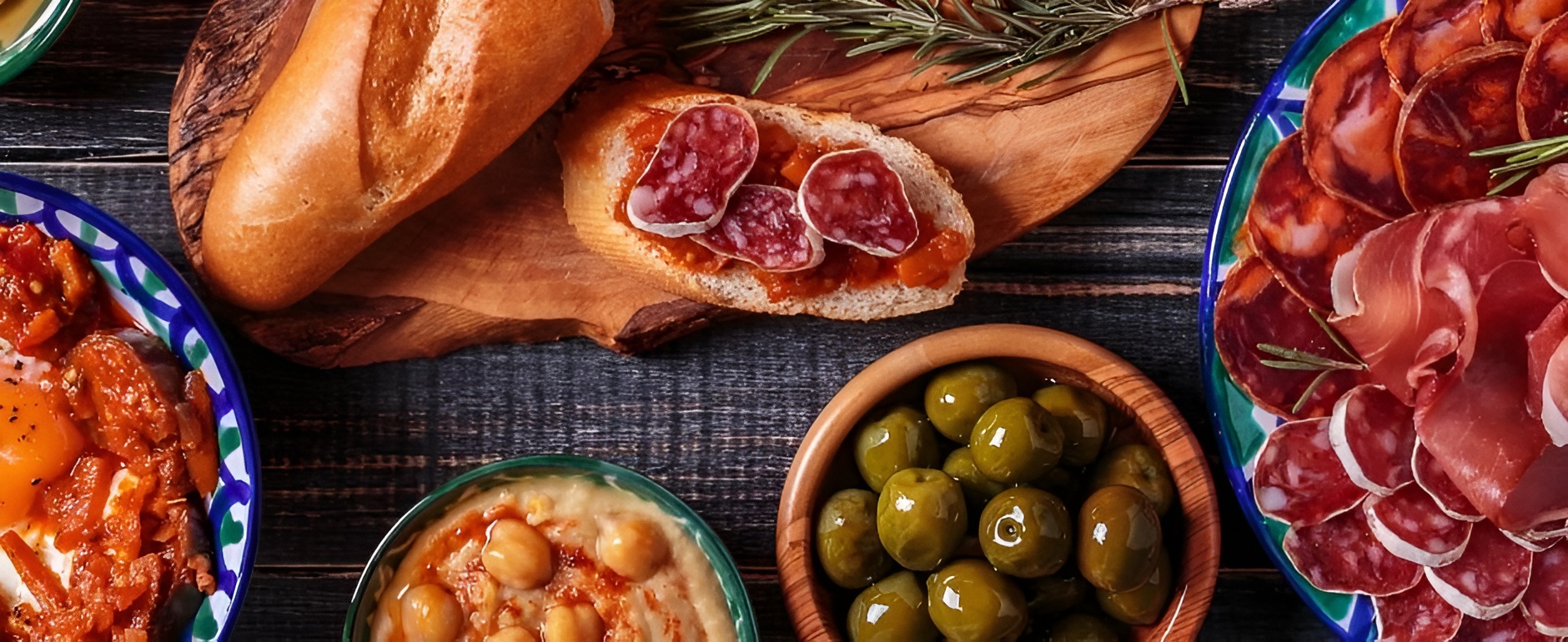 Verschillende hapjes op een tafel met olijven vlees en brood